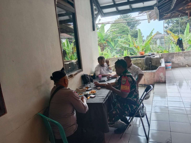 Sinergitas TNI-POLRI bhabinkamtibmas cijeruk bersama babinsa sambang warga desa ciburayut