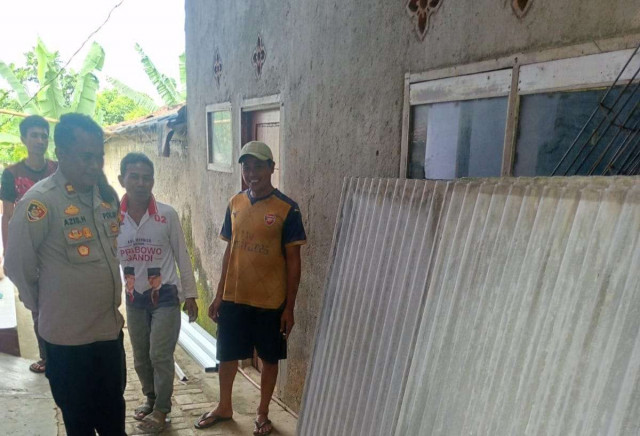 Polsek Rancabungur Salurkan Bantuan Material Bedah Rumah untuk Warga Desa Mekarsari