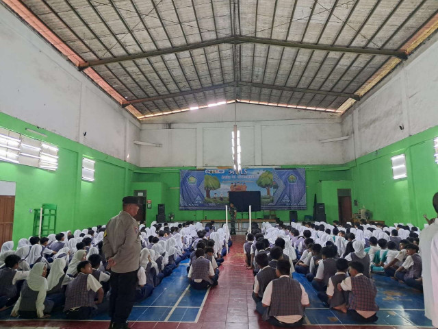 Bhabinkamtibmas dan babinsa Berikan Pembinaan Disiplin dan PBB kepada Siswa SMPN 1 Citeureup