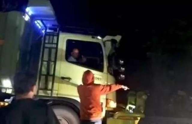 Pedagang Ditabrak Truk Tambang di Bogor, Warga Lakukan Sweeping