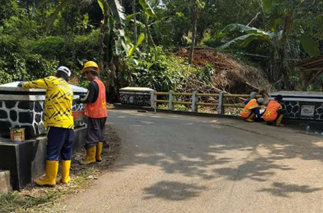 Dinas PU Sukabumi Lakukan Pemeliharaan Empat Jembatan di Warungkiara