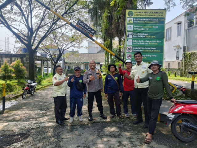 Bhabinkamtibmas Desa Cipambuan Sambangi Pos Keamanan Perumahan Bukit Azzikra