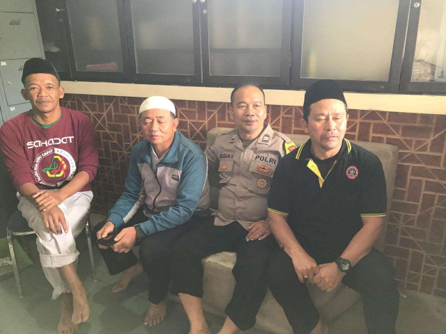 Bhabinkamtibmas Polsek Cisarua Sambangi Warga Desa Tugu Selatan Sampaikan Pesan Kamtibmas