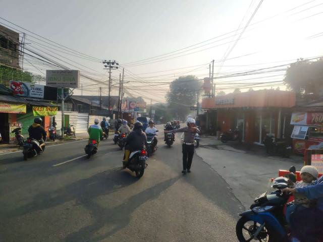 Anggota Polsek Ciampea Polres Bogor Laksanakan Pengaturan Lalu Lintas Pagi Hari