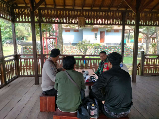 Polres Bogor Singeritas TNI Dan Polri Sambangi Warga di Desa Cibalung