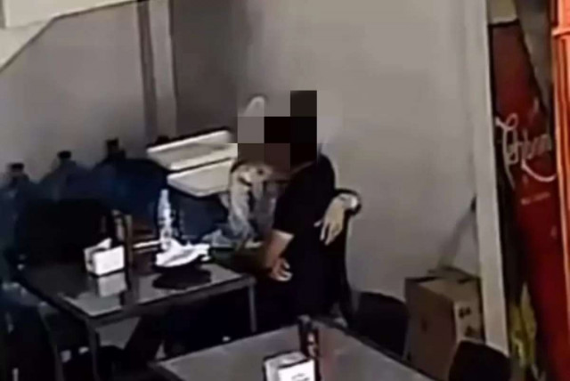 Viral! Aksi Mesum Sejoli di Toilet Restoran Ciputat Terciduk Karyawan