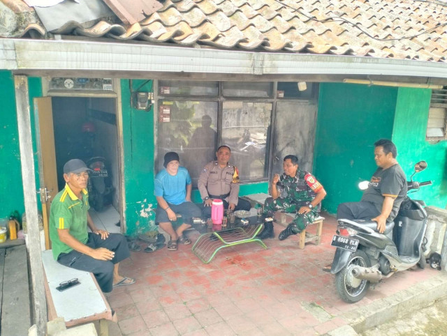 Sinergi TNI-POLRI, Polsek Cijeruk Bersama Babinsa Sambangi Warga untuk Jaga Kamtibmas