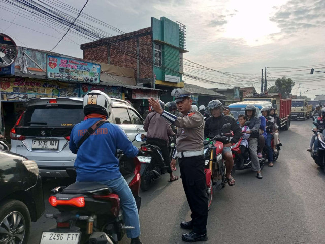 Anggota Polsek Ciampea Polres Bogor Laksanakan Pengaturan Lalu Lintas Pagi Hari