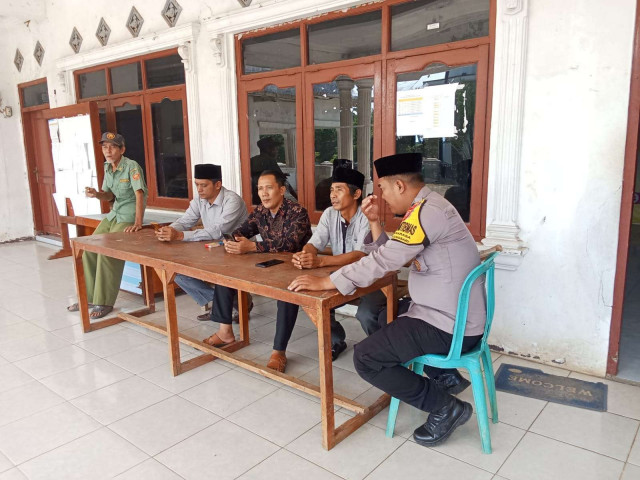 Bhabinkamtibmas Polsek Tanjungsari Sambangi Warga Desa Sukarasa, Sampaikan Imbauan Kamtibmas