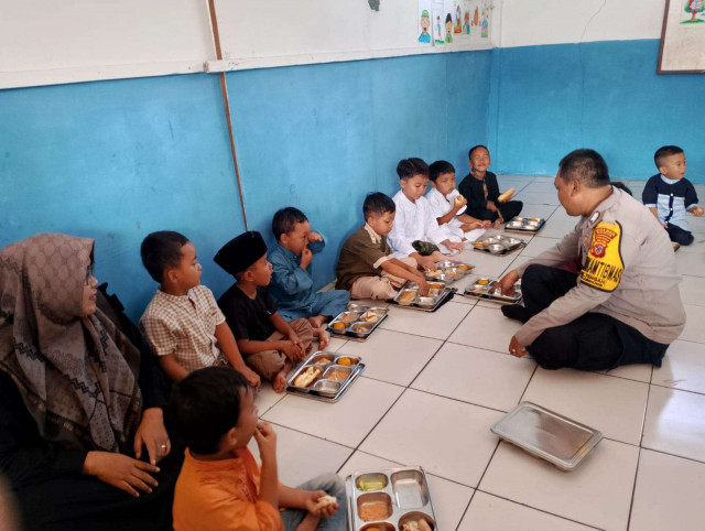 Polisi Sahabat Anak, Bhabinkamtibmas Kelurahan Tengah Polsek Cibinong Berbaur dengan Anak-Anak