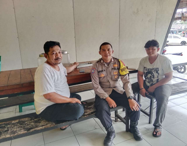 Bhabinkamtibmas Polsek Cisarua Laksanakan Sambang Warga, Wujudkan Kamtibmas Kondusif di Desa Citeko