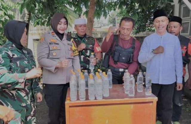 Polsek Dramaga Bersama Forkompimcam Melaksanakan Giat Pemusnahan Barang Bukti Miras Hasil Operasi Gabungan 3 Pilar Kecamatan Dramaga