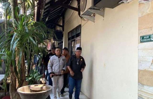 Yai Min vs Sahara: Dikawal Puluhan Pendukung, Eks Dosen UIN Malang Penuhi Panggilan Polisi