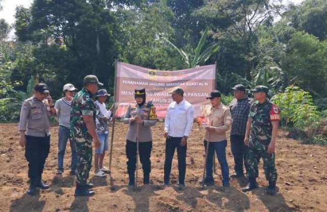 Kapolsek Dramaga Laksanakan Kegiatan Penanaman Jagung Hibrida Serentak KUARTAL IV Gugus Tugas Polri Mendukung Ketahanan Pangan