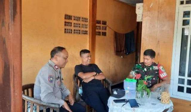 Sinergi Bhabinkamtibmas dan Babinsa Desa Jogjogan Wujudkan Kamtibmas Kondusif di Cisarua