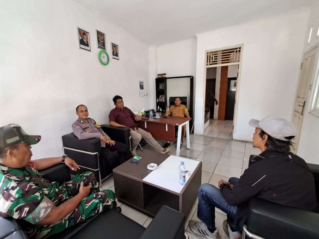 Sinergitas TNI dan POLRI Laksanakan Cooling Systim Tingkatkan Keamanan Lewat Patroli Dialogis ke Kantor Desa Binaan Ajak Jaga Kamtibmas Yang Kondusif