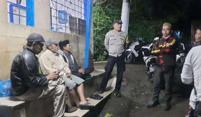 Bhabinkamtibmas Polsek Cisarua Polres Bogor kontrol pos kamling dan sampaikan pesan kamtibmas