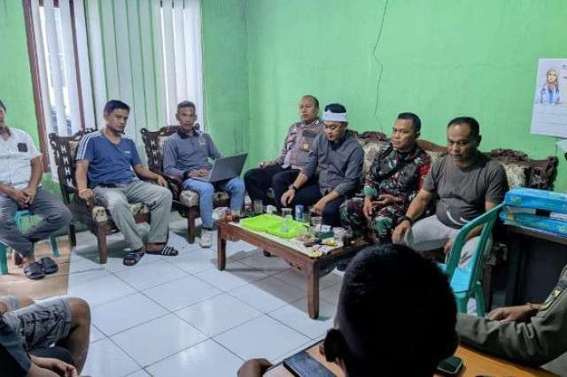 Polri Melalui Bhabinkamtibmas Laksanakan Tingkatkan Keamanan Lewat Patroli Dialogis ke Kantor Desa Binaan Ajak Warga Jaga Kamtibmas Kondusif
