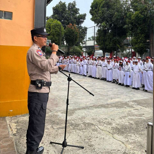 Bhabinkamtibmas Desa Bendungan Berikan Himbauan Saat Menjadi Pembina Upacara di Sekolah Dasar