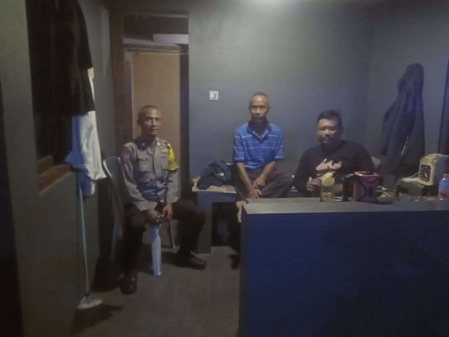 Bhabinkamtibmas Polsek Cisarua Polres Bogor Cek Pos Kamling Warga, Sampaikan Pesan Kamtibmas Untuk Cegah Gangguan Keamanan