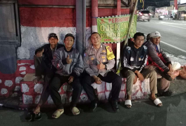 Bhabinkamtibmas Polsek Cisarua Polres Bogor Kontrol Pos Siskamling dan Sampaikan Pesan Kamtibmas