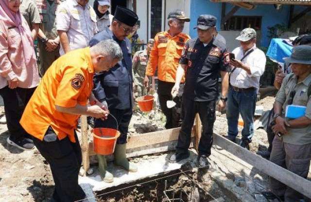 Bupati Sukabumi Letakkan Batu Pertama Pembangunan Rumah Panggung bagi Warga Terdampak Bencana di Palabuhanratu