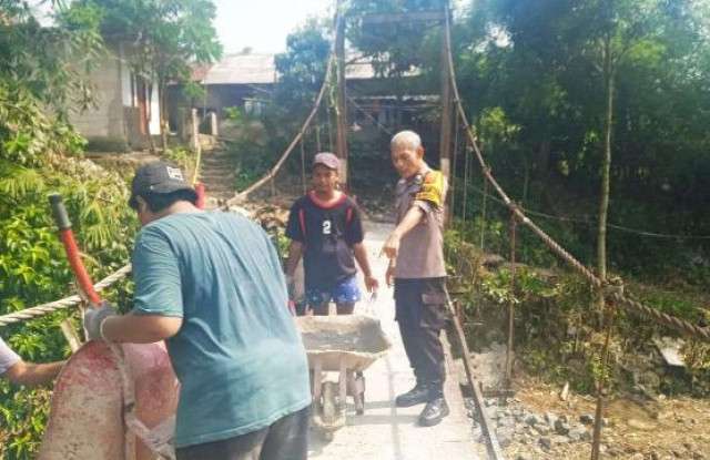 Bhabinkamtibmas Desa Gobang Sambangi Warga, Berikan Himbauan Kamtibmas Untuk Ciptakan Situasi Aman Dan Kondusif