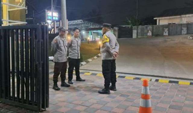 Bhabinkamtibmas Polsek Ciampea Laksanakan Kontrol Dan Sambang Ke Petugas Security, Sampaikan Pesan Kamtibmas