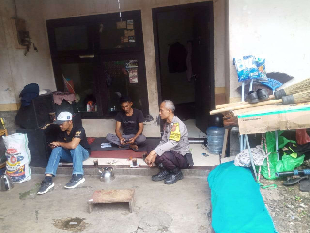 Bhabinkamtibmas Kelurahan Cisarua Aiptu Saepul M. Berikan Himbauan Kamtibmas Kepada Warga