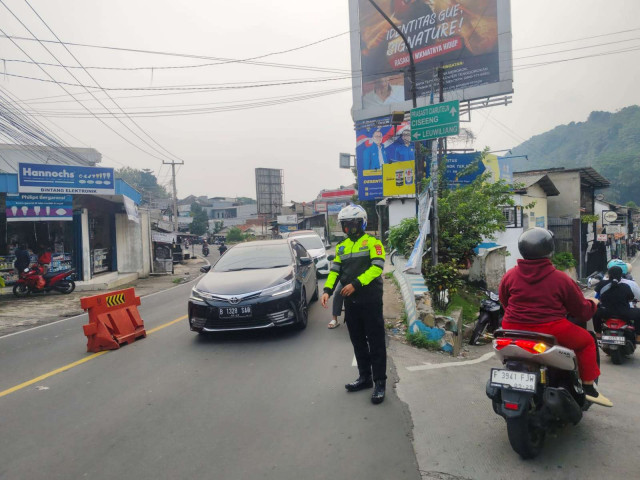 Anggota Polsek Ciampea Polres Bogor Laksanakan Pengaturan Lalu Lintas Sore Hari