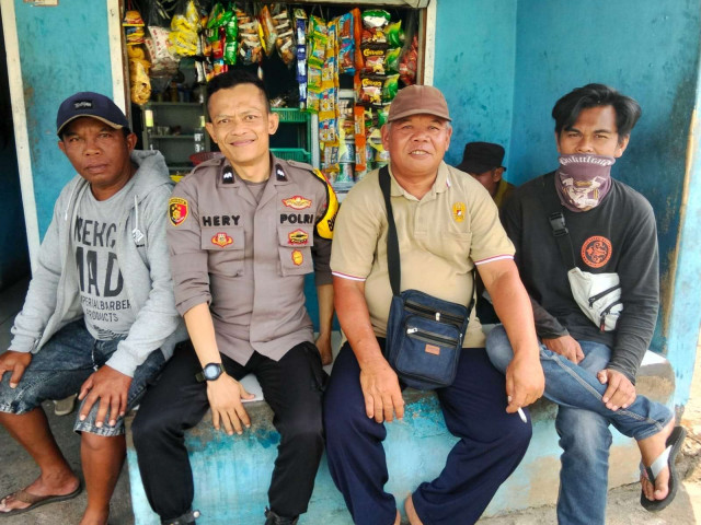 Sinergitas TNI-POLRI Bhabinkamtibmas Polsek Cijeruk dan Babinsa Sambang Warga Sampaikan Pesan Kamtibmas dan Edukasi TPPO
