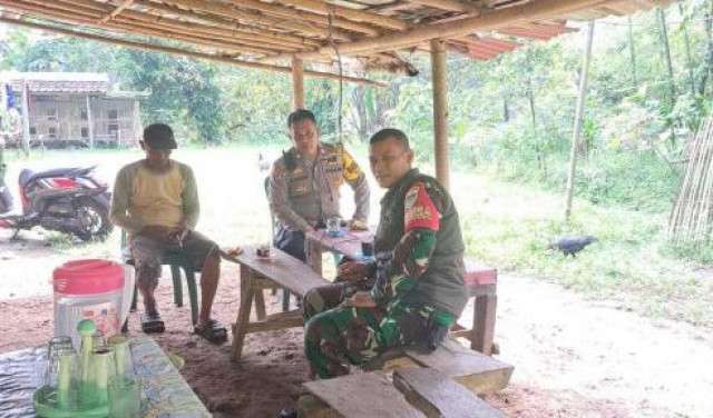 Bhabinkamtibmas Polsek Ciampea Laksanakan Silaturahmi dan Sambang Warga, Sampaikan Pesan Kamtibmas
