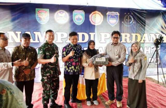 Siap Wujudkan Indonesia Swasembada Pangan, Bupati OKU Timur Tanam Padi Perdana Program Cetak Sawah.