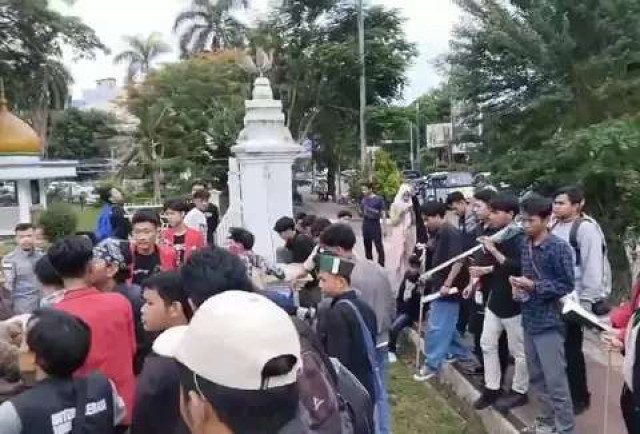Ricuh Demo Truk ODOL di Serang, Mahasiswa Bentrok dengan Polisi