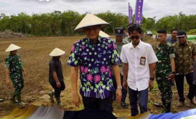 Siap Wujudkan Indonesia Swasembada Pangan, Bupati Lanosin Tanam Padi Perdana Program Cetak Sawah