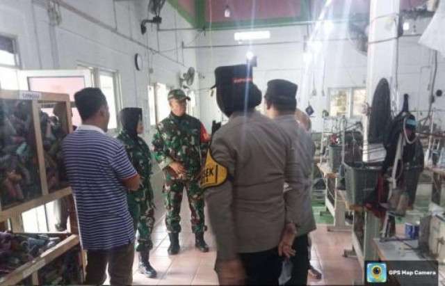 Kapolsek Dramaga Didampingi Danramil 0621-13 Laksanakan Door To Door Program Jumat Curhat, Dengarkan Aduan Keluh Kesah Warga Masyarakat Kecamatan Dramaga