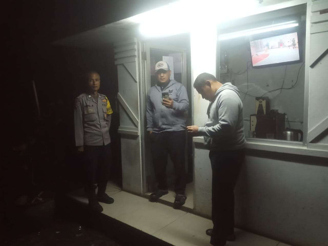 Bhabinkamtibmas Polsek Cisarua Polres Bogor Cek Pos Keamanan lingkungan dan Dampaikan Pesan Kamtibmas Kepada Warga