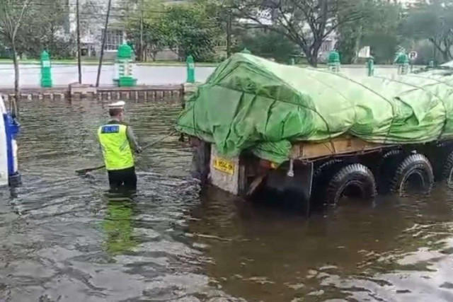 Ketinggian air capai 50 cm, jalur Pantura Semarang-Demak macet parah