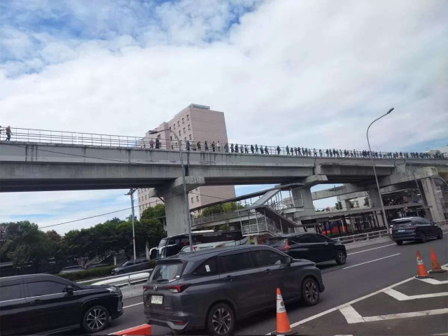 LRT gangguan bikin penumpang jalan kaki di pinggir rel, ketiadaan jalur evakuasi dipertanyakan