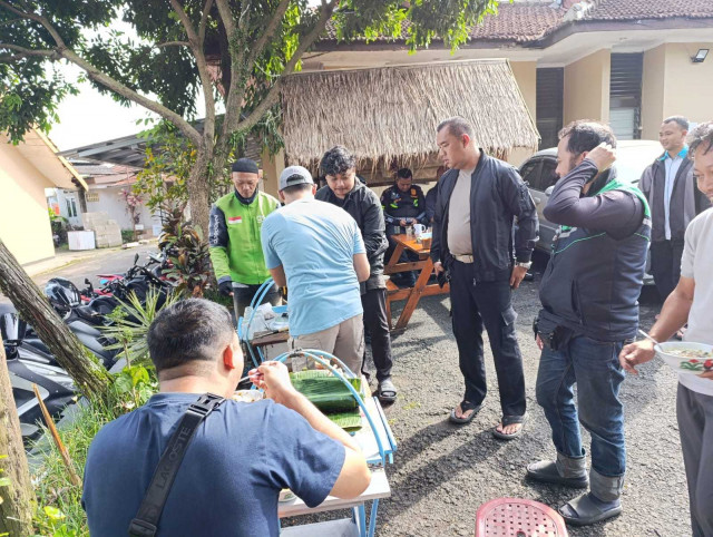 Polsek Ciawi Gelar Kegiatan Sarapan Pagi Kamtibmas Bersama Driver Ojol Senter Gardu PLN Ciawi