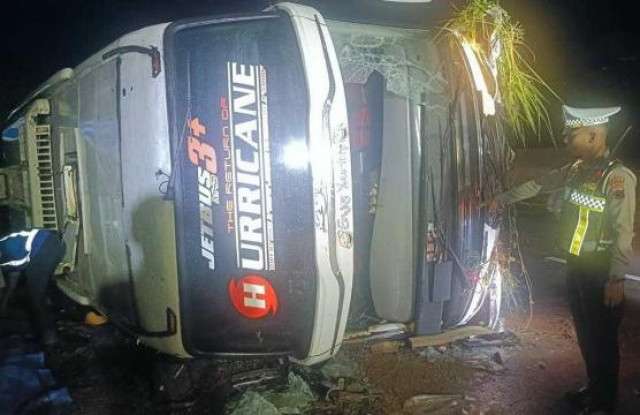 Bus Haryanto terguling di Tol Semarang-Batang, 3 orang tewas