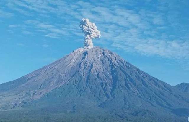 Gunung Semeru meletus hebat pagi ini