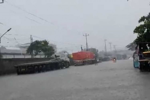 Banjir berhari-hari lumpuhkan aktivitas warga Kota Semarang