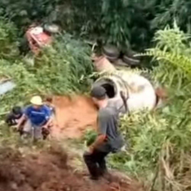 Nahas, Truk Molen Semen Terjun Ke Jurang Yang Kedua kali di Desa Purasari 