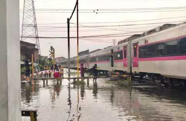Dampak banjir Semarang, perjalanan kereta dibatalkan dan dialihkan