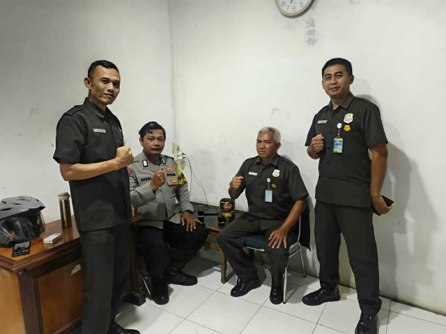Bhabinkamtibmas Polsek Cisarua Polres Bogor Kontrol Pos Kamling dan Sampaikan Pesan Kamtibmas