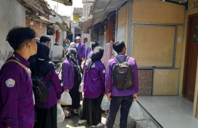 Polsek Nanggung Bersama Mahasiswa KKN Turut Serta Menyalurkan Sembako, DI Desa Kalongliud