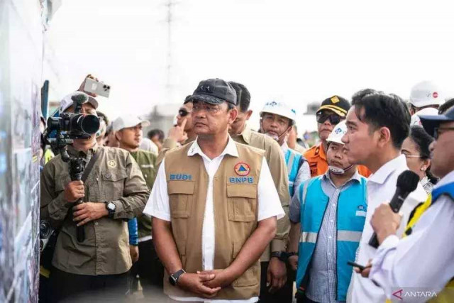 Air mulai surut, Jalan Kaligawe, Semarang, bisa dilalui kendaraan