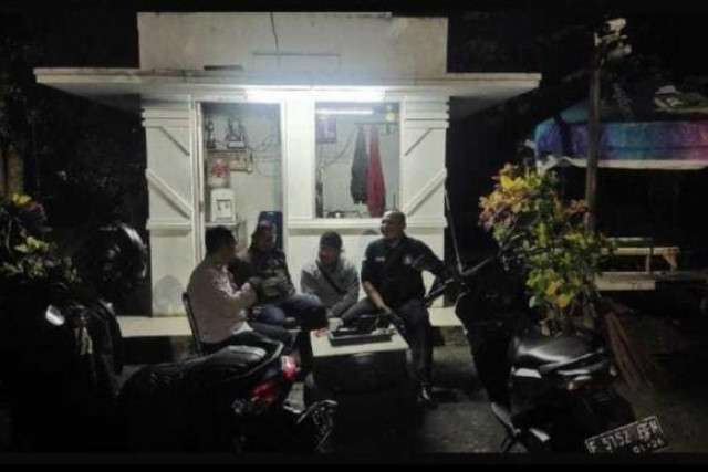 Bhabinkamtibmas Polsek Cisarua Polres Bogor Kontrol Pos Kamling dan Sampaikan Pesan Kamtibmas