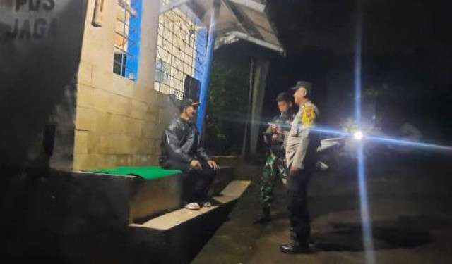 Bhabinkamtibmas Polsek Cisarua Polres Bogor Kontrol Pos Kamling dan Sampaikan Pesan Kamtibmas